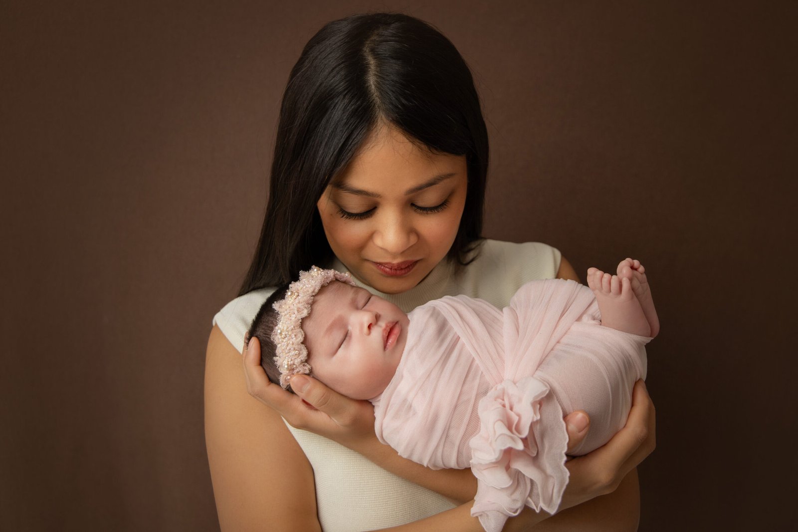 séance photo nouveau-né avec maman à domicile à Troyes