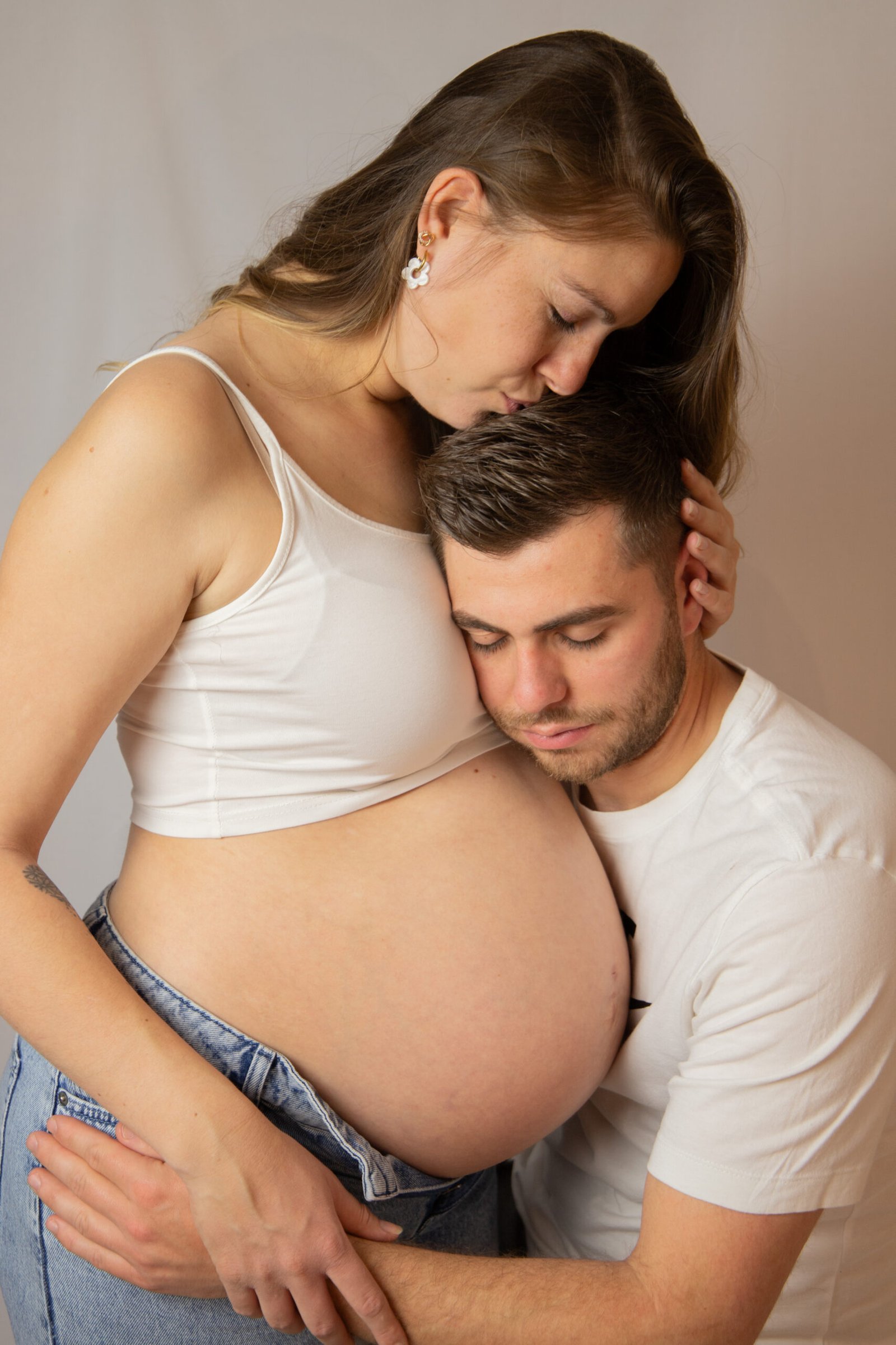 Séance photo grossesse en couple à Troyes réalisée à domicile